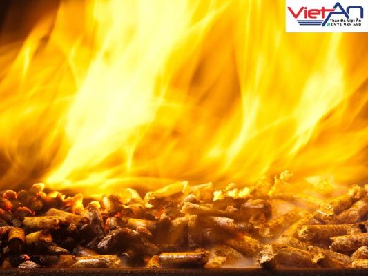 Viên Nén Gỗ Đốt Lò Hơi Công Nghiệp – Giải Pháp Thay Thế Than Đá 2 viên nén gỗ đốt lò hơi